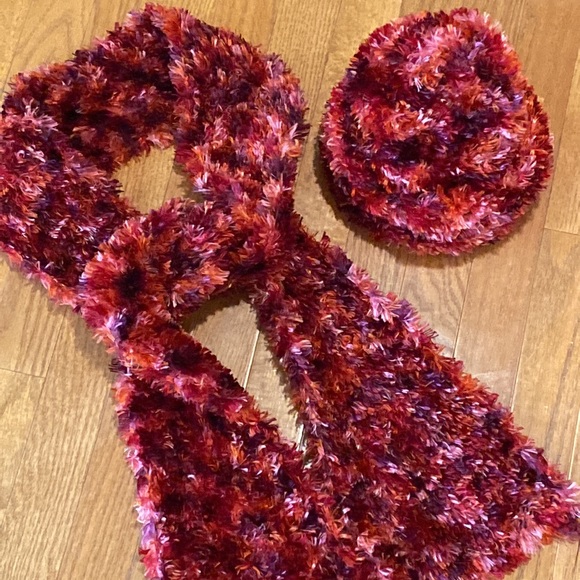 Eyelash Knit Hat and Scarf Set - Picture 9 of 12